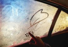 Najbrži način za odmagljivanja stakala na automobilima: Treba vam jedna uobičajena namirnica Najbrži način za odmagljivanja stakala na automobilima: Treba vam jedna uobičajena namirnica - featured image