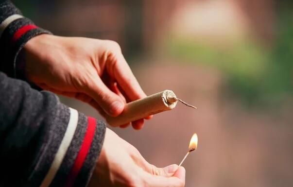 Horor: Dječaku eksplodirala petarda u ruci, mališanu amputirana 2 prsta Horor: Dječaku eksplodirala petarda u ruci, mališanu amputirana 2 prsta - featured image