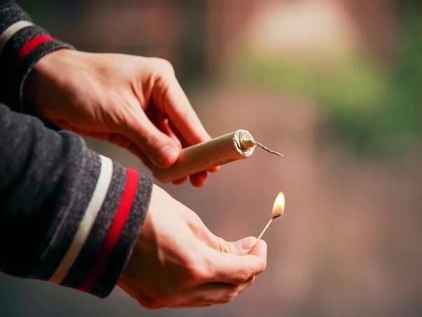 Horor: Dječaku eksplodirala petarda u ruci, mališanu amputirana 2 prsta - featured image