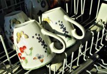 Zašto vam se suđe ne opere kako treba u mašini: Dodajte jednu stvar i riješite problem Zašto vam se suđe ne opere kako treba u mašini: Dodajte jednu stvar i riješite problem - featured image