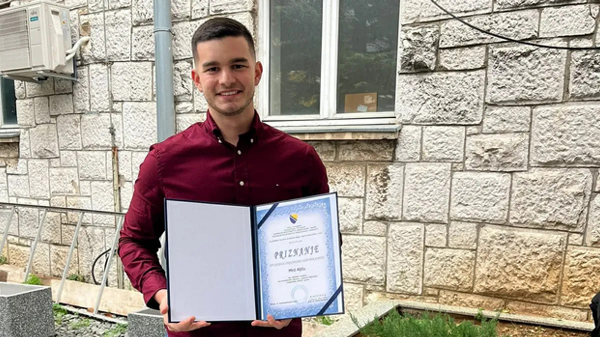 Savršeni Mirza Aljić sa prosjekom 10,0: Akademski šampion iz Tuzle koji vraća vjeru u budućnost - featured image Savršeni Mirza Aljić sa prosjekom 10,0: Akademski šampion iz Tuzle koji vraća vjeru u budućnost - featured image