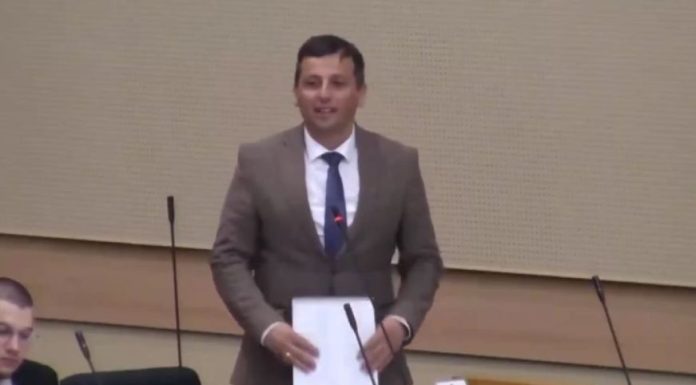 Stevandić (ponovo) izbacio Vukanovića sa sjednice: “Iznesite ga, psihijatrija je blizu” Stevandić (ponovo) izbacio Vukanovića sa sjednice: "Iznesite ga, psihijatrija je blizu" - featured image