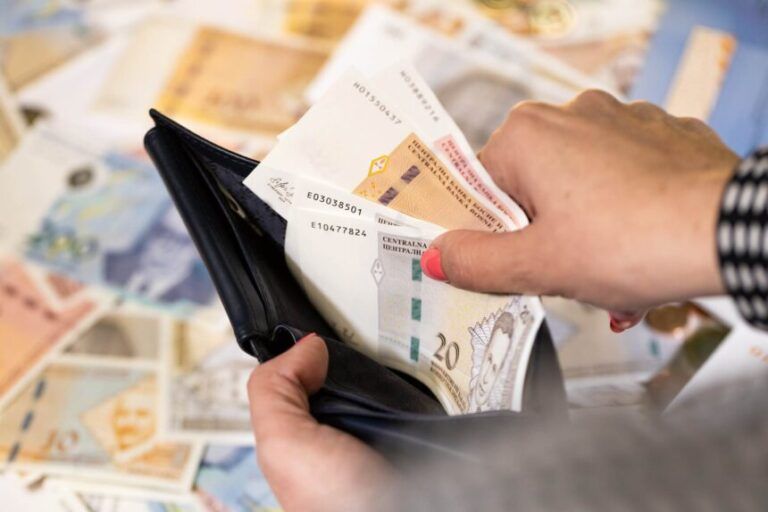 Lijep primjer iz bh. grada: Penzionerima uz decembarsku penziju još po 100 KM, studentima 500 - featured image