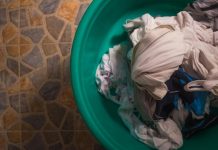 Pet efikasnih trikova za uklanjanje mrlja s vaše odjeće: Brzo i bez hemikalija Pet efikasnih trikova za uklanjanje mrlja s vaše odjeće: Brzo i bez hemikalija - featured image