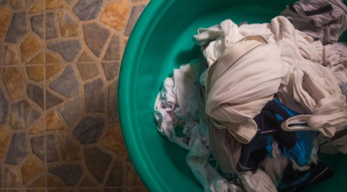 Pet efikasnih trikova za uklanjanje mrlja s vaše odjeće: Brzo i bez hemikalija Pet efikasnih trikova za uklanjanje mrlja s vaše odjeće: Brzo i bez hemikalija - featured image