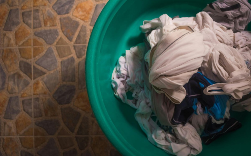 Pet efikasnih trikova za uklanjanje mrlja s vaše odjeće: Brzo i bez hemikalija - featured image