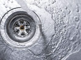 Idealno rješenje za začepljen odvod: Ne trošite novac na majstore, potrebne su vam samo dvije stvari - featured image