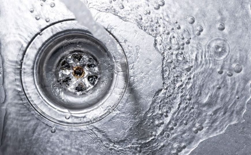 Idealno rješenje za začepljen odvod: Ne trošite novac na majstore, potrebne su vam samo dvije stvari - featured image Idealno rješenje za začepljen odvod: Ne trošite novac na majstore, potrebne su vam samo dvije stvari - featured image