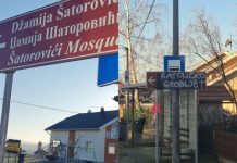 Sraman čin: Oštećen putokaz koji je upućivao na džamiju, preko ispisano “Katoličko groblje” Sraman čin: Oštećen putokaz koji je upućivao na džamiju, preko ispisano "Katoličko groblje" - featured image