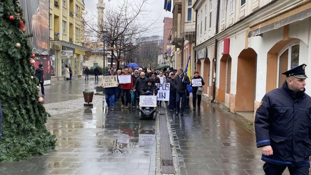 'Bruka i sramota! Povećanja mjesečnih primanja premijeru FBiH 1.000 KM, a penzioneru 25 KM' - featured image