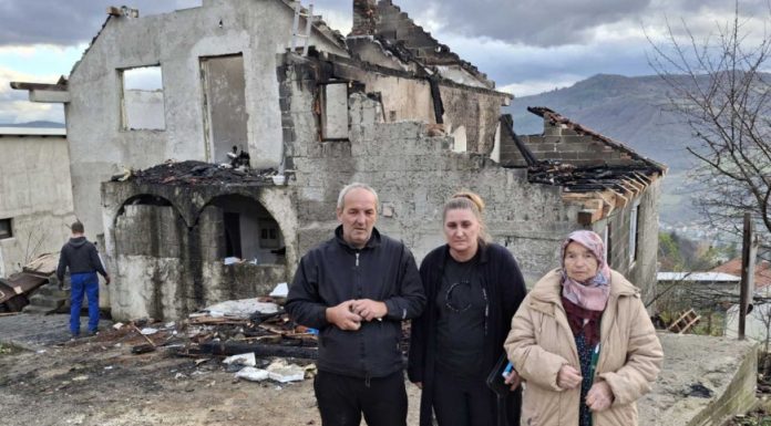 Po drugi put ostali bez doma: Pomozi.ba pokrenuo apel za izgradnju kuće porodici Mujić Po drugi put ostali bez doma: Pomozi.ba pokrenuo apel za izgradnju kuće porodici Mujić - featured image