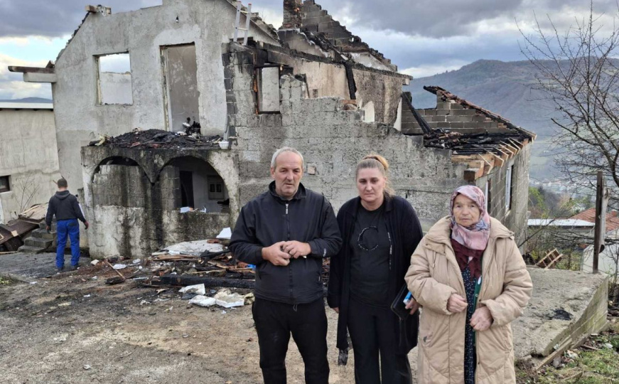 Po drugi put ostali bez doma: Pomozi.ba pokrenuo apel za izgradnju kuće porodici Mujić - featured image Po drugi put ostali bez doma: Pomozi.ba pokrenuo apel za izgradnju kuće porodici Mujić - featured image