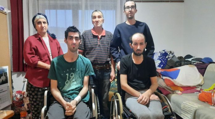 Pomozimo porodici Šehović: Majka Safija brine o dva nepokretna sina koji boluju od multiple skleroze Pomozimo porodici Šehović: Majka Safija brine o dva nepokretna sina koji boluju od multiple skleroze - featured image