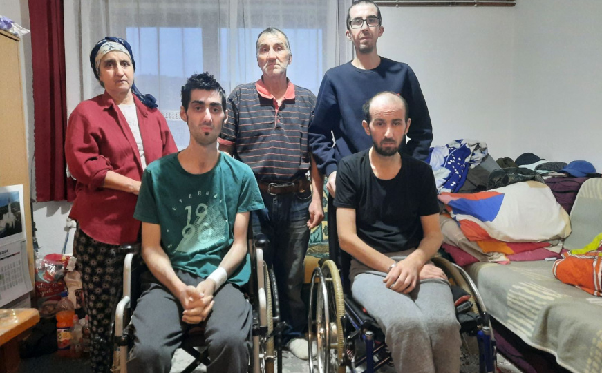 Pomozimo porodici Šehović: Majka Safija brine o dva nepokretna sina koji boluju od multiple skleroze - featured image Pomozimo porodici Šehović: Majka Safija brine o dva nepokretna sina koji boluju od multiple skleroze - featured image