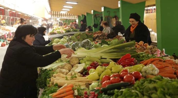 Cijene koje ‘mame’ ili iznenađuju: Evo koliko košta voće i povrće na pijaci Cijene koje 'mame' ili iznenađuju: Evo koliko košta voće i povrće na pijaci - featured image