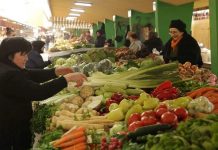 Cijene koje ‘mame’ ili iznenađuju: Evo koliko košta voće i povrće na pijaci Cijene koje 'mame' ili iznenađuju: Evo koliko košta voće i povrće na pijaci - featured image