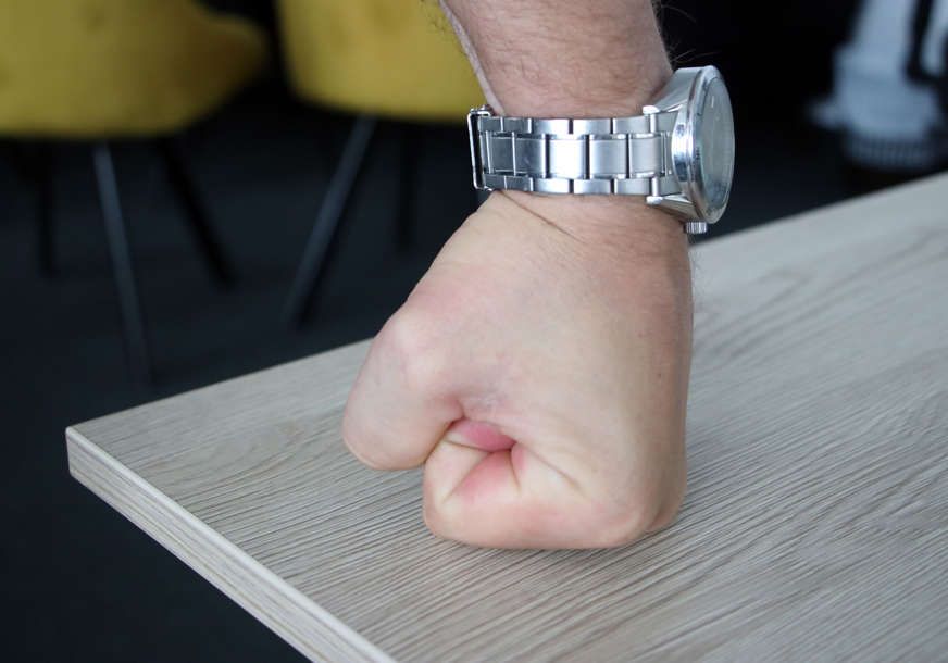 Jezive prijetnje u školi: Učenik zbog ocjene najavio masakr, ovo je uradio pred svima - featured image Jezive prijetnje u školi: Učenik zbog ocjene najavio masakr, ovo je uradio pred svima - featured image