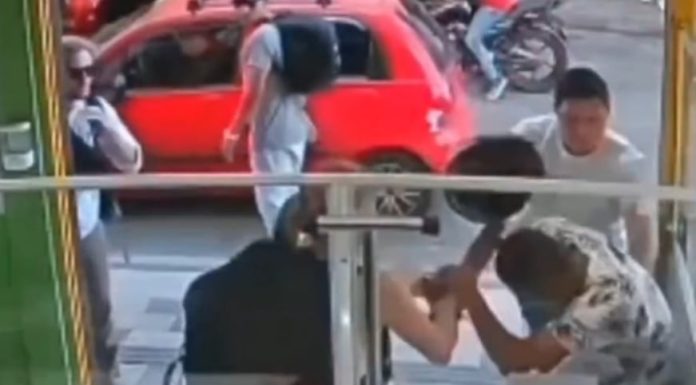 Snimak koji je šokirao mnoge: Muškarac se kukavički skrivao dok je žena sama savladala napača Snimak koji je šokirao mnoge: Muškarac se kukavički skrivao dok je žena sama savladala napača - featured image