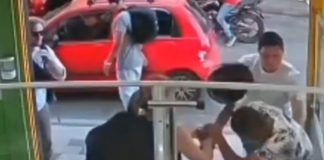 Snimak koji je šokirao mnoge: Muškarac se kukavički skrivao dok je žena sama savladala napača - featured image