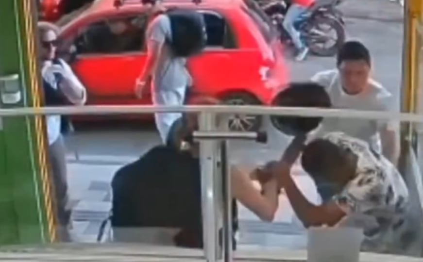 Snimak koji je šokirao mnoge: Muškarac se kukavički skrivao dok je žena sama savladala napača - featured image