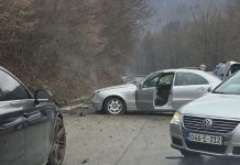 Dijelovi automobila rasuti po cesti: Saobraćajna nesreća u BiH Dijelovi automobila rasuti po cesti: Saobraćajna nesreća u BiH - featured image