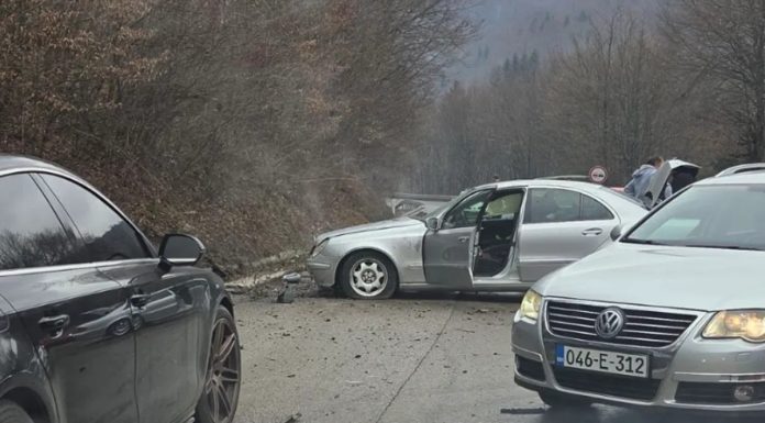 Dijelovi automobila rasuti po cesti: Saobraćajna nesreća u BiH Dijelovi automobila rasuti po cesti: Saobraćajna nesreća u BiH - featured image