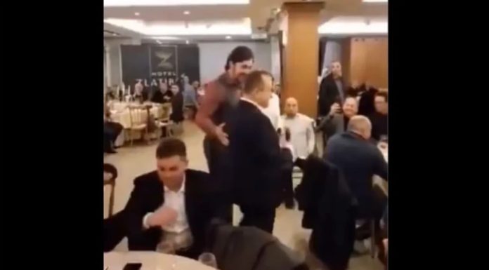 Snimak zgrozio javnost: Unuk Slobodana Miloševića i Ivica Dačić pjevaju pjesmu ‘balkanskom kasapinu’ Snimak zgrozio javnost: Unuk Slobodana Miloševića i Ivica Dačić pjevaju pjesmu 'balkanskom kasapinu' - featured image