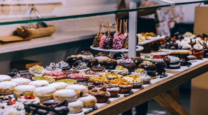 Pojedite nešto slatko i učinite dobro djelo: Pomozi.ba organizuje humanitarni bazar u SCC Pojedite nešto slatko i učinite dobro djelo: Pomozi.ba organizuje humanitarni bazar u SCC - featured image