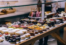 Pojedite nešto slatko i učinite dobro djelo: Pomozi.ba organizuje humanitarni bazar u SCC Pojedite nešto slatko i učinite dobro djelo: Pomozi.ba organizuje humanitarni bazar u SCC - featured image