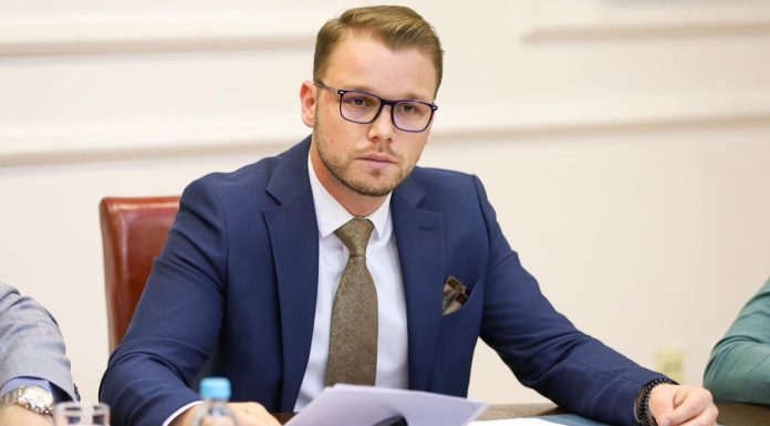 Stanivuković poručio Dodiku: Uvijek si se krio iza naroda, niko ti više ne vjeruje! Stanivuković poručio Dodiku: Uvijek si se krio iza naroda, niko ti više ne vjeruje! - featured image