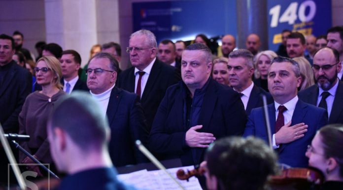 Nekima za 27 KM, ali ne političarima u FBiH: Plate Bradari, Nikšiću i ministrima više za 500 KM Nekima za 27 KM, ali ne političarima u FBiH: Plate Bradari, Nikšiću i ministrima više za 500 KM - featured image