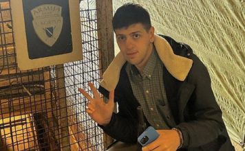 Sramota: Podigao tri prsta i slikao se na ulazu u Tunel spasa – simbol otpora tokom opsade Sarajeva Sramota: Podigao tri prsta i slikao se na ulazu u Tunel spasa - simbol otpora tokom opsade Sarajeva - featured image