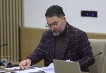 Skandalozni Košarac vrijeđao Lagumdžiju i Bećirovića: “Klasični konvertiti i lažni ljevičari” Skandalozni Košarac vrijeđao Lagumdžiju i Bećirovića: "Klasični konvertiti i lažni ljevičari" - featured image