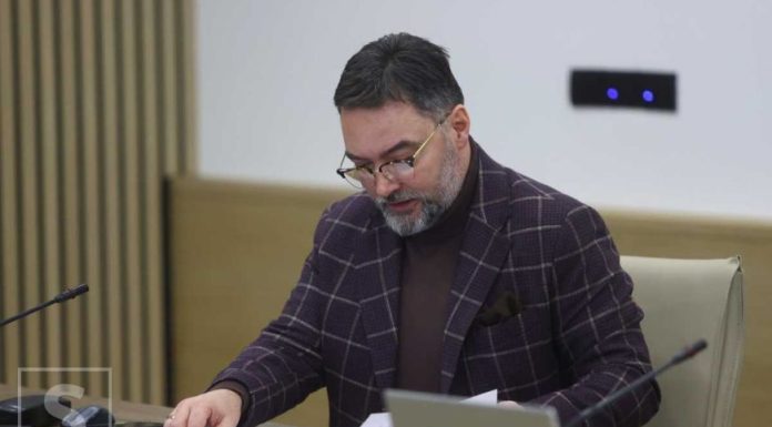 Skandalozni Košarac vrijeđao Lagumdžiju i Bećirovića: “Klasični konvertiti i lažni ljevičari” Skandalozni Košarac vrijeđao Lagumdžiju i Bećirovića: "Klasični konvertiti i lažni ljevičari" - featured image