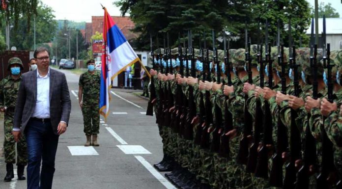 Vučić jača vojsku, najavio desetine hiljada dronova kamikaza: “Daleko smo ispred svih u regiji” Vučić jača vojsku, najavio desetine hiljada dronova kamikaza: "Daleko smo ispred svih u regiji" - featured image