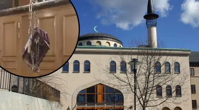 Rasistički napad na džamiju u Švedskoj: Primjerak Kur’ana probušen mecima Rasistički napad na džamiju u Švedskoj: Primjerak Kur’ana probušen mecima - featured image