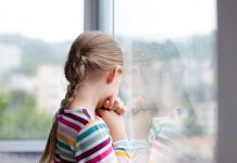 Djevojčica (6) spasila porodicu od nasilnog oca: Policajcu rukom pokazala SOS znak Djevojčica (6) spasila porodicu od nasilnog oca: Policajcu rukom pokazala SOS znak - featured image