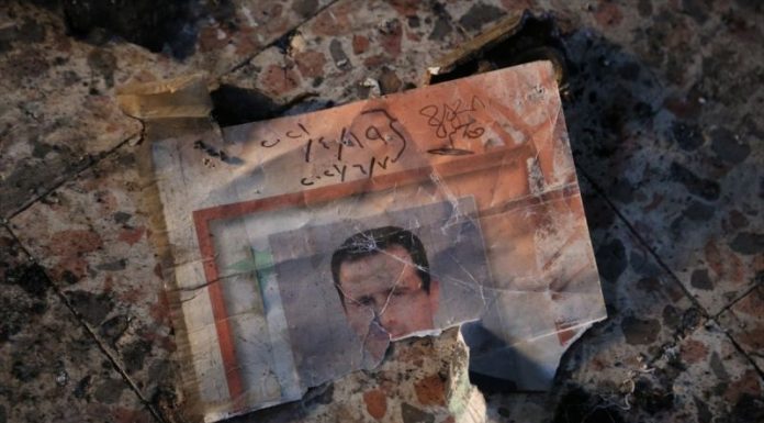 Procurile fotografije mučenja i ubistava više od 10.000 žrtava u Siriji: Assadova arhiva smrti Procurile fotografije mučenja i ubistava više od 10.000 žrtava u Siriji: Assadova arhiva smrti - featured image