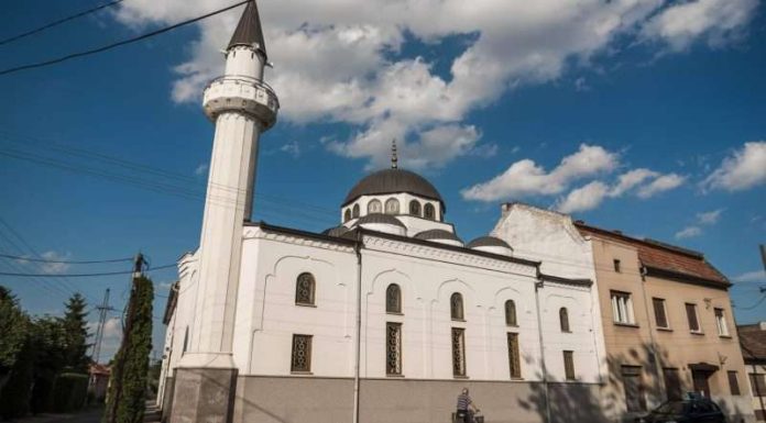 KOMŠIJE! Džamija ostala bez struje, komšija Srbin razvukao kablove i dao struju za DŽABE! (FOTO) KOMŠIJE! Džamija ostala bez struje, komšija Srbin razvukao kablove i dao struju za DŽABE! (FOTO) - featured image