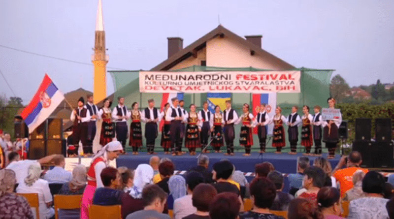 SRBI ODUŠEVILI BOŠNJAKE Nakon što je počeo ezan, KUD iz Srbije stao sa igrom! Pogledajte taj momenat! (VIDEO) - featured image SRBI ODUŠEVILI BOŠNJAKE Nakon što je počeo ezan, KUD iz Srbije stao sa igrom! Pogledajte taj momenat! (VIDEO) - featured image