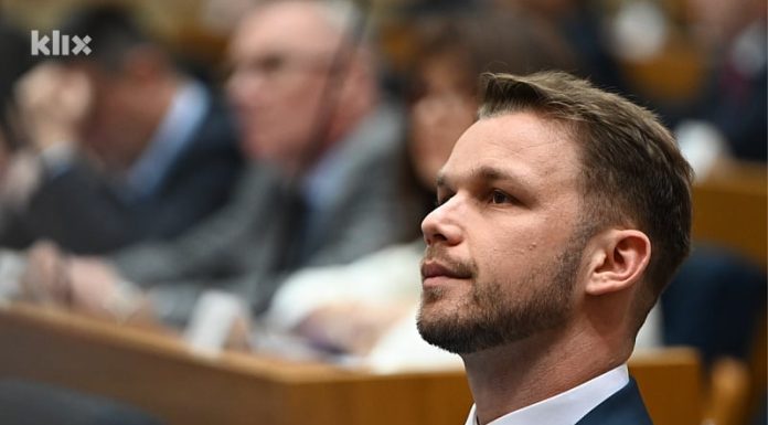 Stanivuković napravio isječak Dodikovih uvreda za Bošnjake, pa poručio: “Završava era uvreda i podjela” Stanivuković napravio isječak Dodikovih uvreda za Bošnjake, pa poručio: “Završava era uvreda i podjela” - featured image