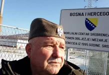 Pripadnik četničkog pokreta iz Srbije sa kokardom na glavi provocirao ispred Memorijalnog centra u Potočarima Pripadnik četničkog pokreta iz Srbije sa kokardom na glavi provocirao ispred Memorijalnog centra u Potočarima - featured image