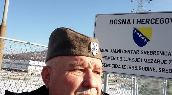 Pripadnik četničkog pokreta iz Srbije sa kokardom na glavi provocirao ispred Memorijalnog centra u Potočarima Pripadnik četničkog pokreta iz Srbije sa kokardom na glavi provocirao ispred Memorijalnog centra u Potočarima - featured image