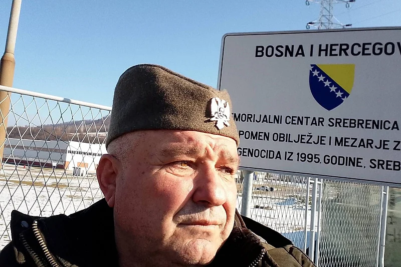 Pripadnik četničkog pokreta iz Srbije sa kokardom na glavi provocirao ispred Memorijalnog centra u Potočarima - featured image