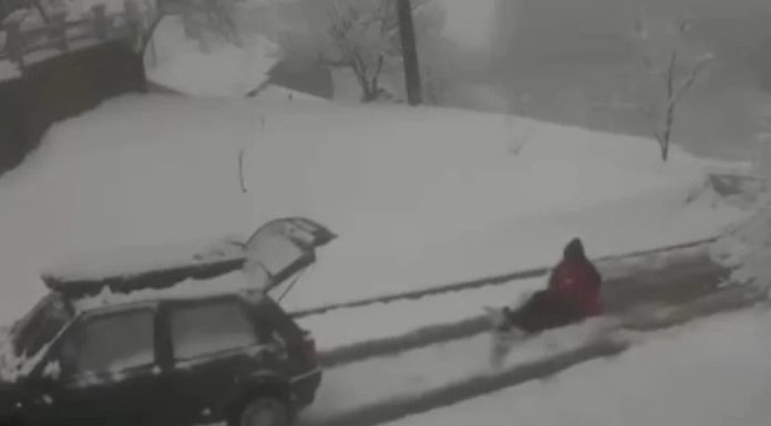 Kako Bosanci čiste snijeg: Sve što treba je Golf i ovaj ‘izum’ Kako Bosanci čiste snijeg: Sve što treba je Golf i ovaj 'izum' - featured image