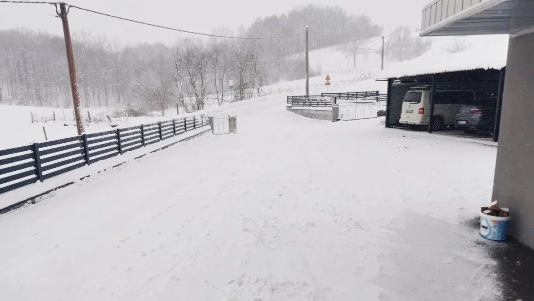 Kemal se probudio i nije mogao vjerovati: Neko mu očistio dvorište od snijega dok je spavao - featured image