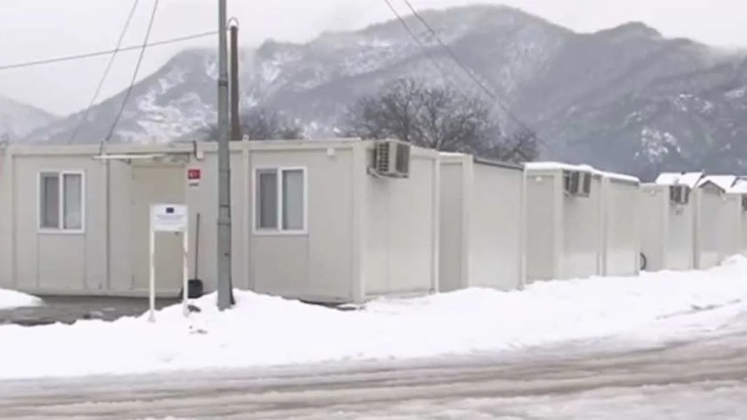 Samo da zima prođe: Nove padavine - novi problemi za porodice u kontejnerskom naselju u Jablanici - featured image