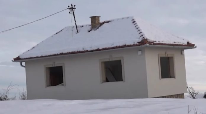 Stanje i dalje kritično: Klizišta gutaju kuće i puteve u bh. gradu Stanje i dalje kritično: Klizišta gutaju kuće i puteve u bh. gradu - featured image