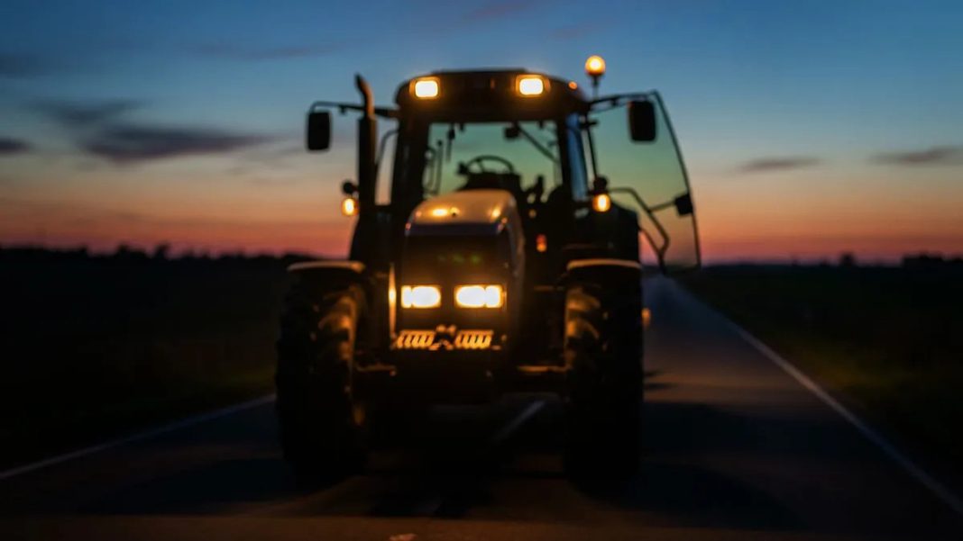 Otac uhapšen jer je djetetu dao da vozi traktor, šleper i Mercedes - featured image Otac uhapšen jer je djetetu dao da vozi traktor, šleper i Mercedes - featured image