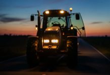 Otac uhapšen jer je djetetu dao da vozi traktor, šleper i Mercedes Otac uhapšen jer je djetetu dao da vozi traktor, šleper i Mercedes - featured image